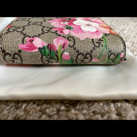 SOLD Gucci blooms Compact Wallet - Picture 16 of 16